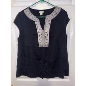 Caselon crepe split neck embroidered black blouse size women’s med 1512-V